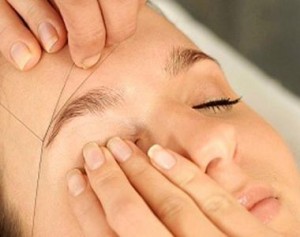 La técnica de depilacion con hilo Hindú para la piel y cejas