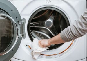 ¿Cómo limpiar la lavadora por dentro y por fuera?